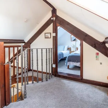 Duo Of Lovely Nr - Sleeps 10 Bude